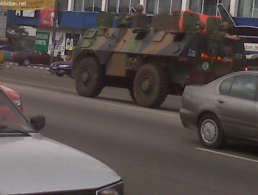 Des soldats français déployés dans un quartier d`Abidjan